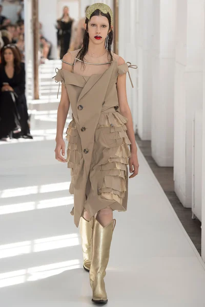 Look 10